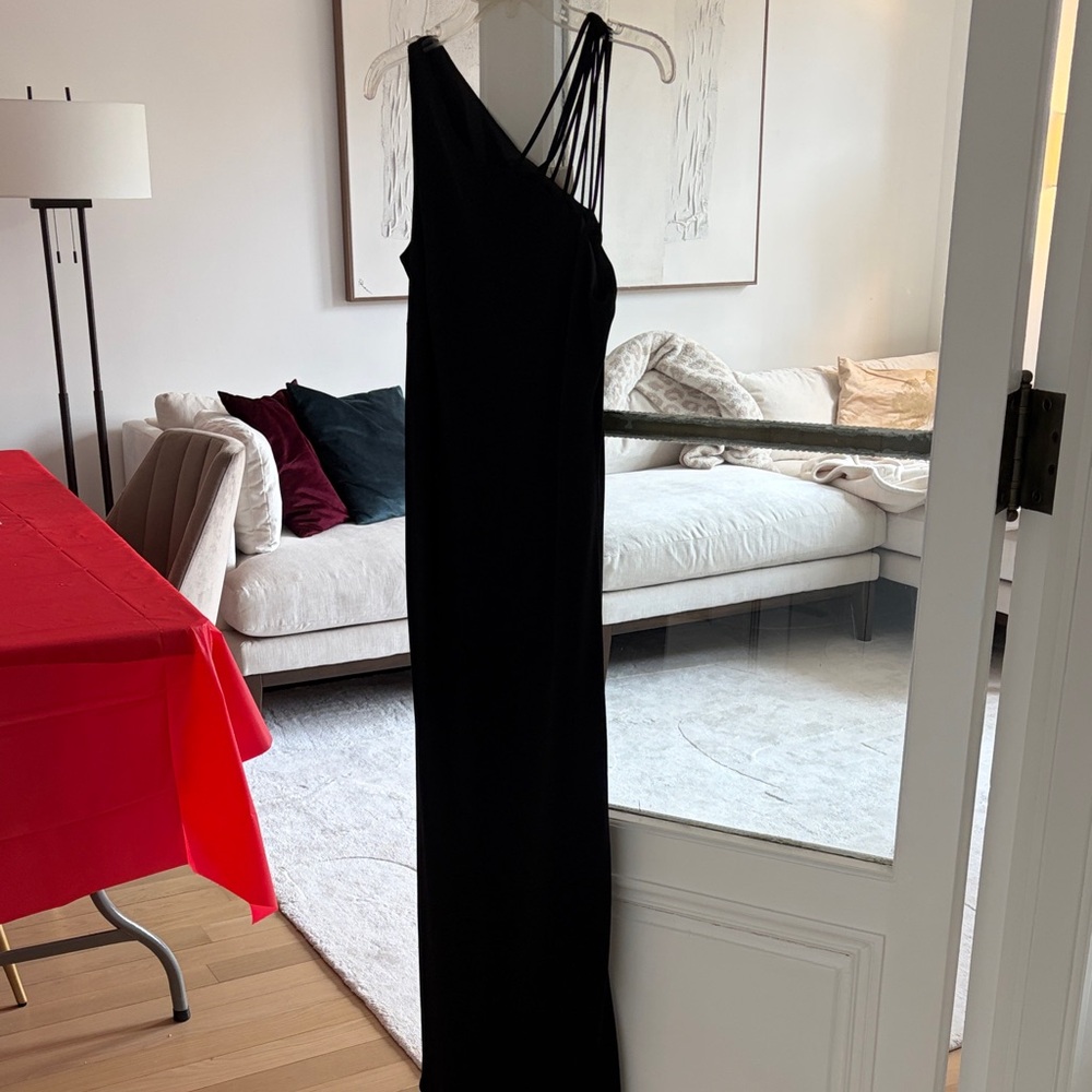 Elegant Black One-Shoulder Gown